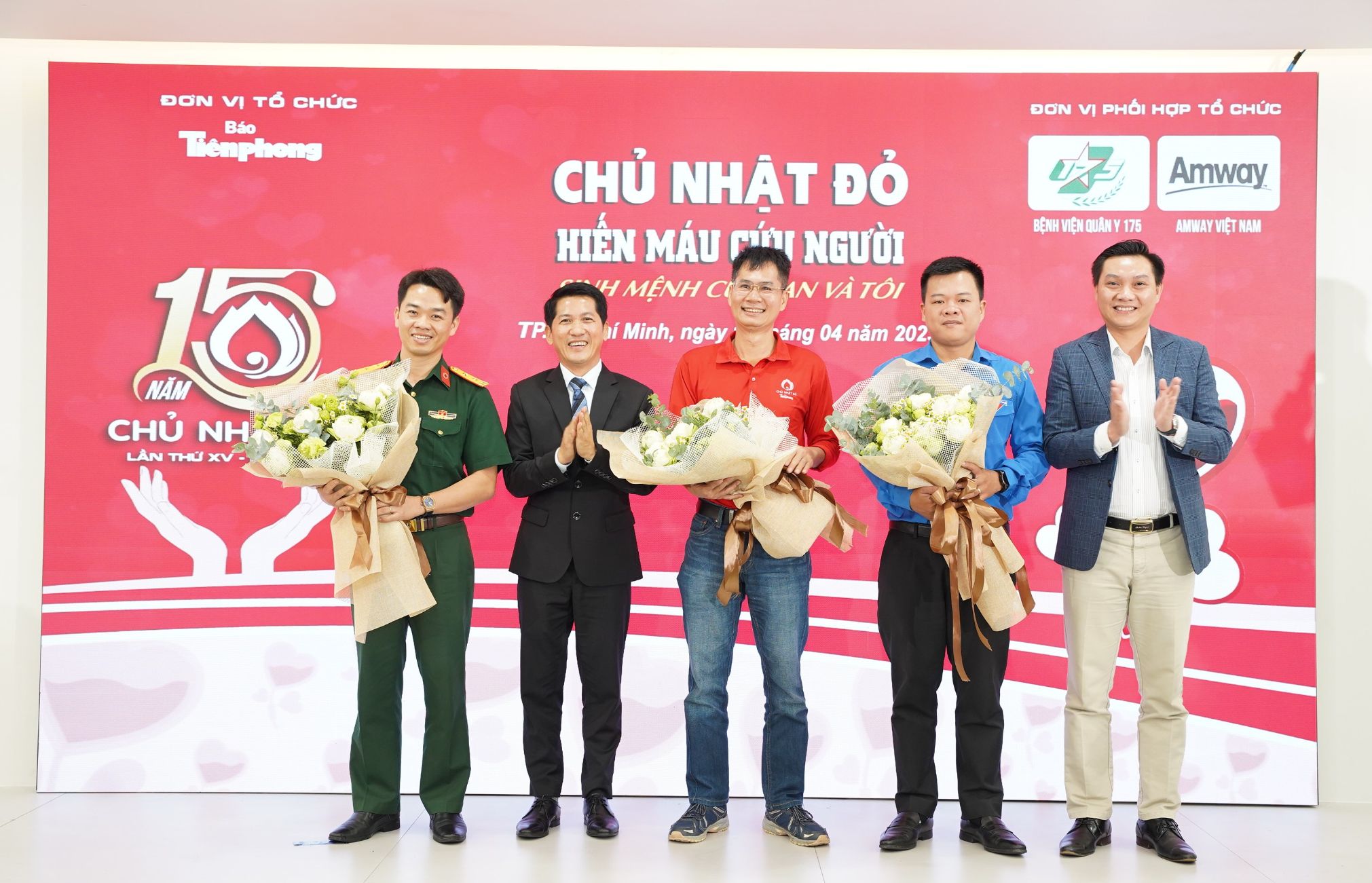 Đại diện Amway Việt Nam tặng hoa cám ơn các đối tác trong chương trình Chủ nhật Đỏ Amway Việt Nam nhận bằng khen từ Trung ương Đoàn Thanh niên Cộng sản Hồ Chí Minh