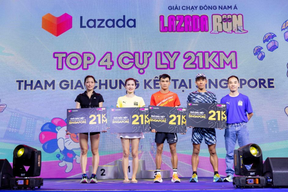 Đại diện Lazada Run Việt Nam trao thưởng 3 Lazada Run Việt Nam thu hút hơn 9.000 người tham dự ở lần đầu tổ chức