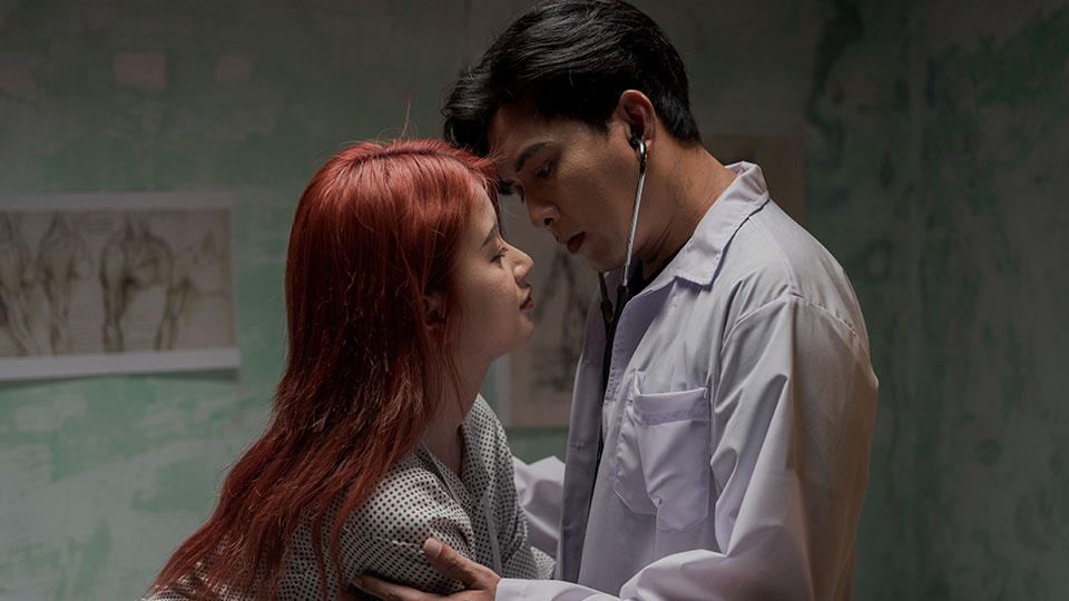 “Vụn vỡ” Hồ Quang Hiếu 1 Hồ Quang Hiếu nói gì về cảnh diễn viên nữ lộ ngực trong MV mới