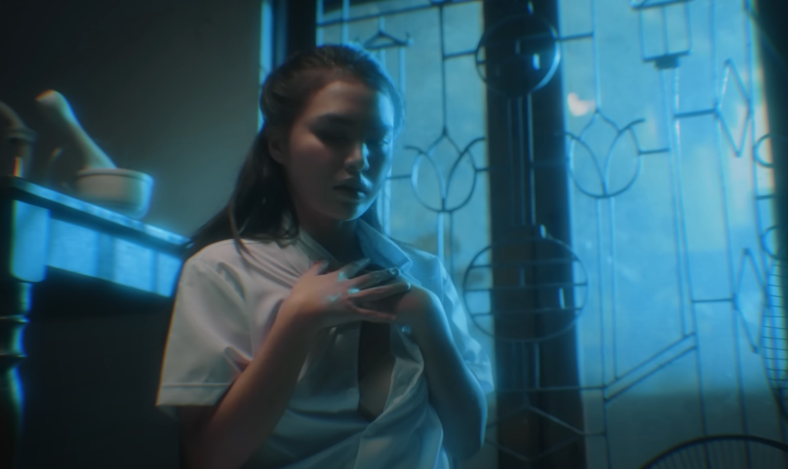 “Vụn vỡ” Hồ Quang Hiếu 3 Hồ Quang Hiếu nói gì về cảnh diễn viên nữ lộ ngực trong MV mới