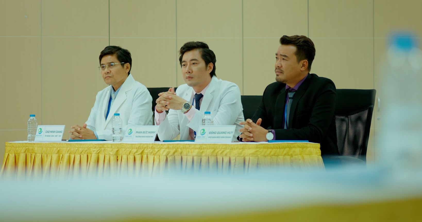 Ban điều hành bệnh viện đang lắng nghe Nam phát biểu Trần Phong lấy nước mắt khán giả ở tập đầu ‘Doctor Lof   Bác Sĩ Hạnh Phúc’