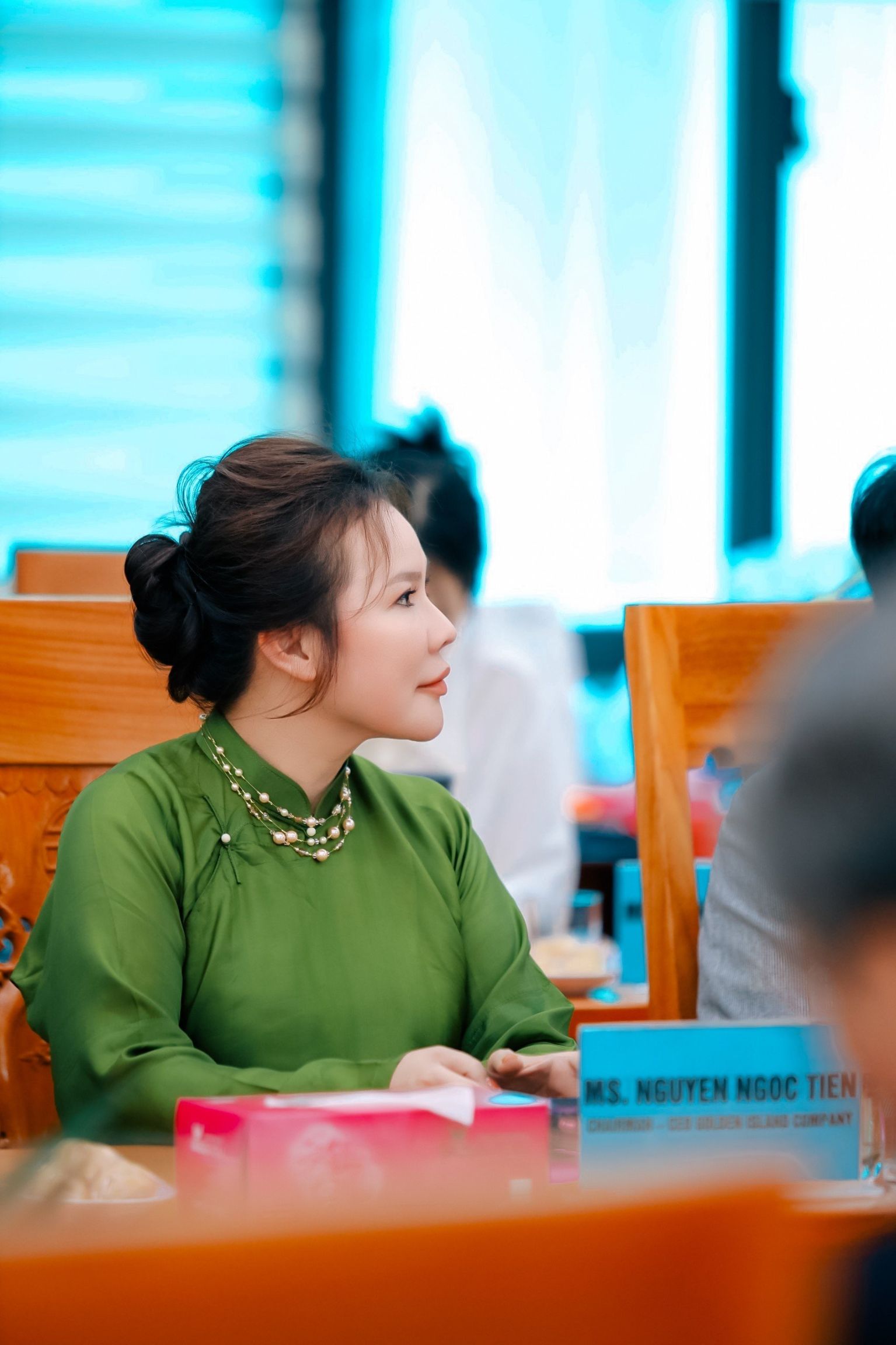 Bà xã Quý Bình doanh nhân Nguyễn Ngọc Tiền Phú Quốc 3 Bà xã Quý Bình đẹp nền nã với áo dài, đón tiếp các doanh nhân Hàn Quốc 