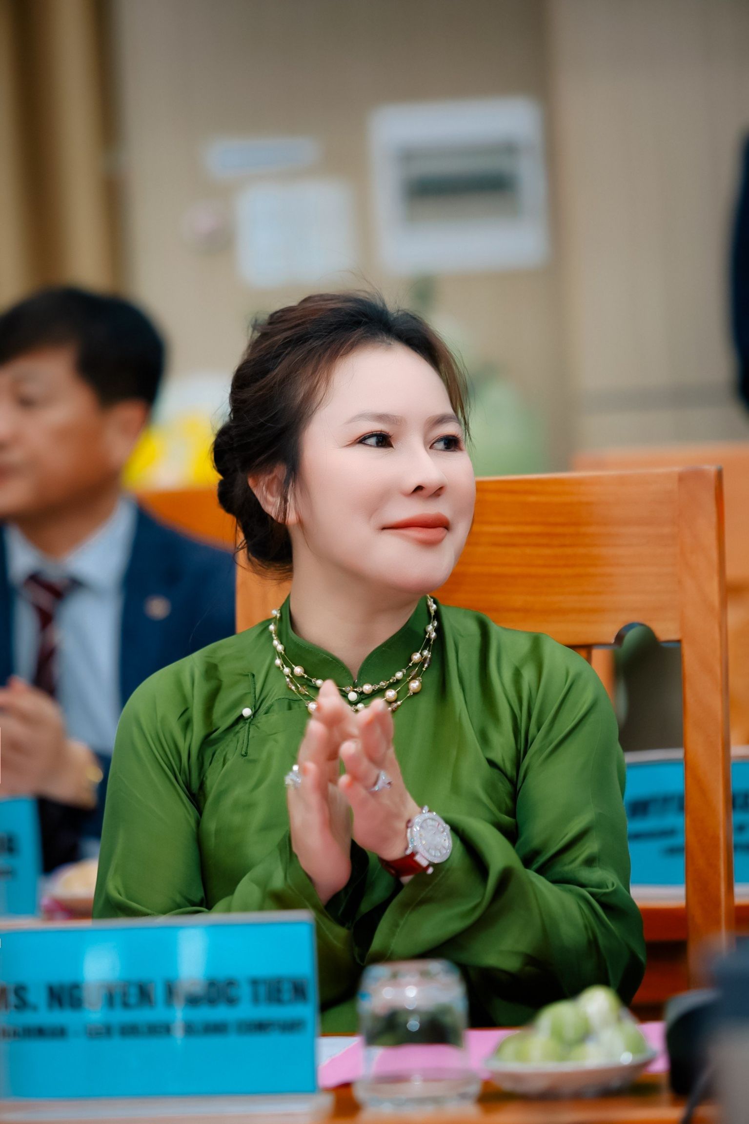 Bà xã Quý Bình doanh nhân Nguyễn Ngọc Tiền Phú Quốc 5 Bà xã Quý Bình đẹp nền nã với áo dài, đón tiếp các doanh nhân Hàn Quốc 