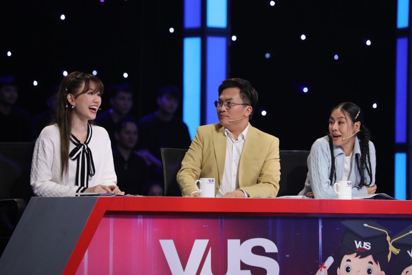 Bộ 3 giám khảo và MC 2 Hari Won bất ngờ chạy lên sân khấu để nhận con gái Y Thiên An 