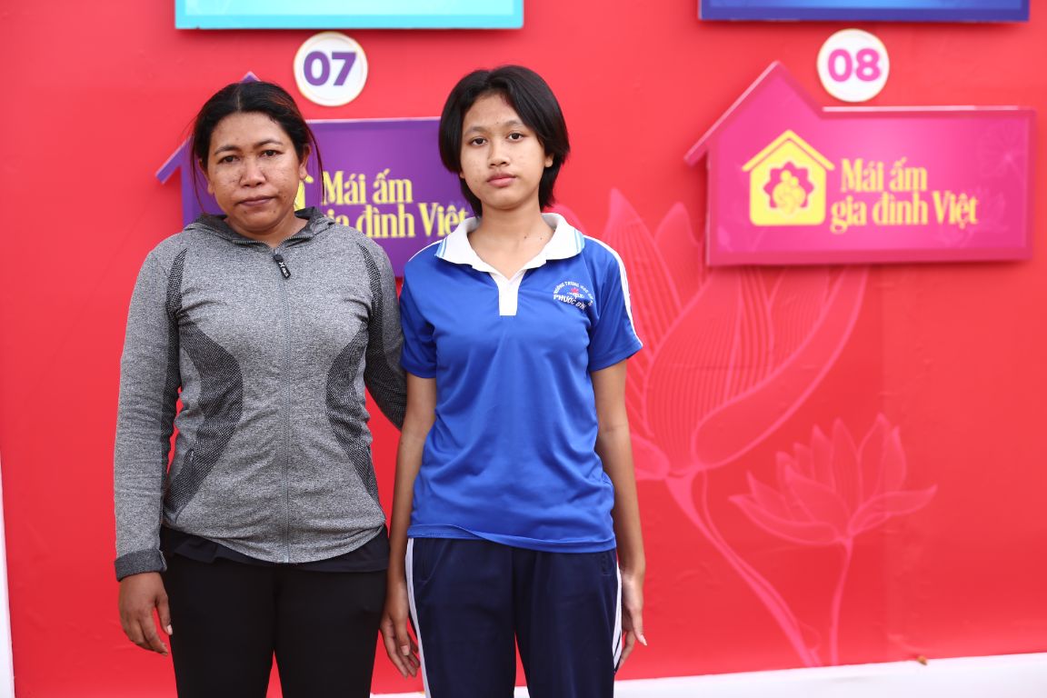 Em Dương Thị Ngọc Nữ MC Quyền Linh khâm phục người phụ nữ nghèo vượt khó nuôi con học thành tài
