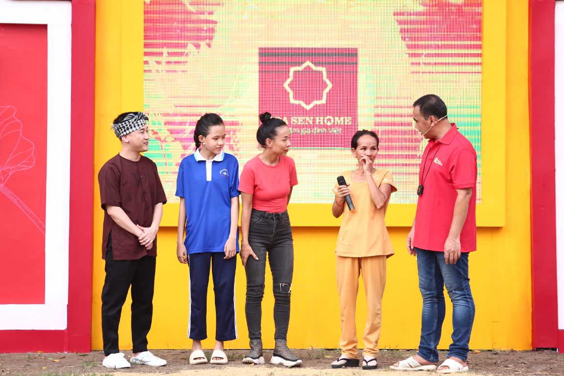 Gia đình em Cao Thị Thúy Vi MC Quyền Linh xúc động với giọng hát của ca sĩ Thảo Trang