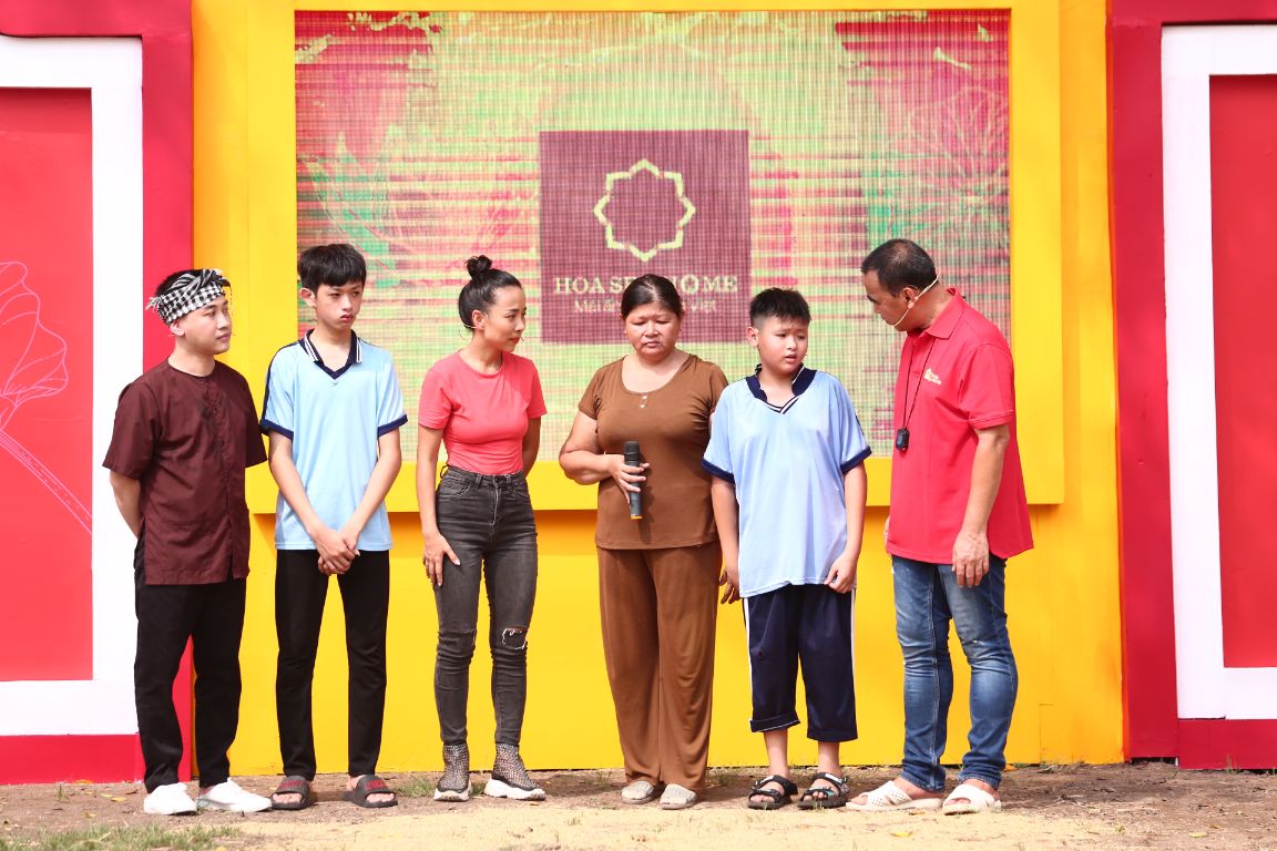 Gia đình em Ngô Hoàng Gia Hưng MC Quyền Linh xúc động với giọng hát của ca sĩ Thảo Trang