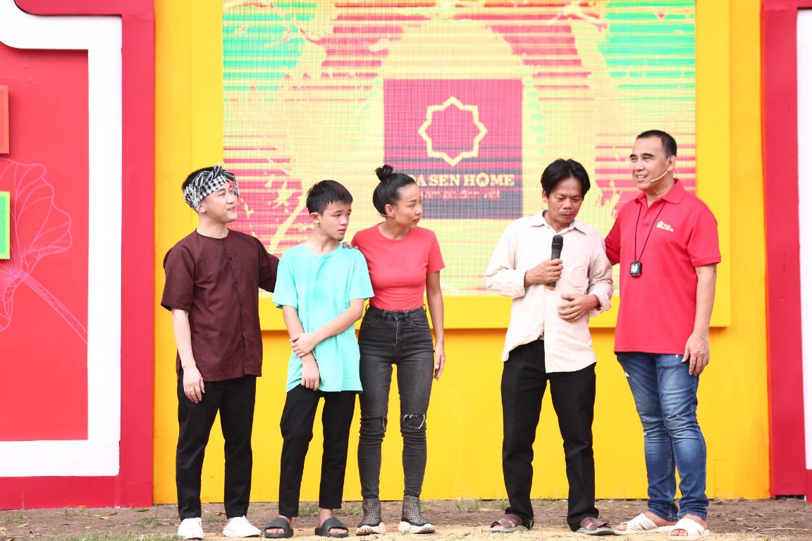 Gia đình em Trần Hoàng Đức Anh MC Quyền Linh xúc động với giọng hát của ca sĩ Thảo Trang