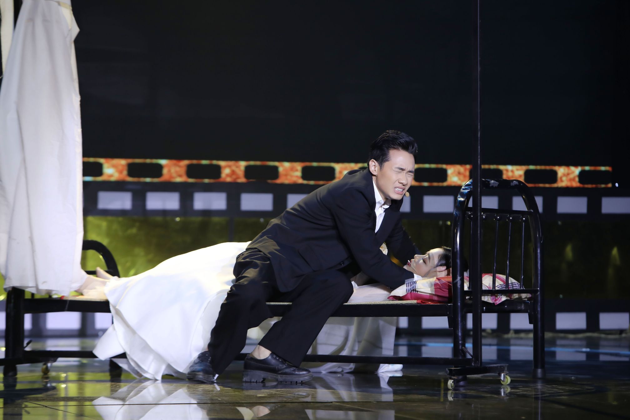 HOÀNG ANH 2 Phi Long lật mặt liên tục trên sân khấu khiến Lý Hải thích thú