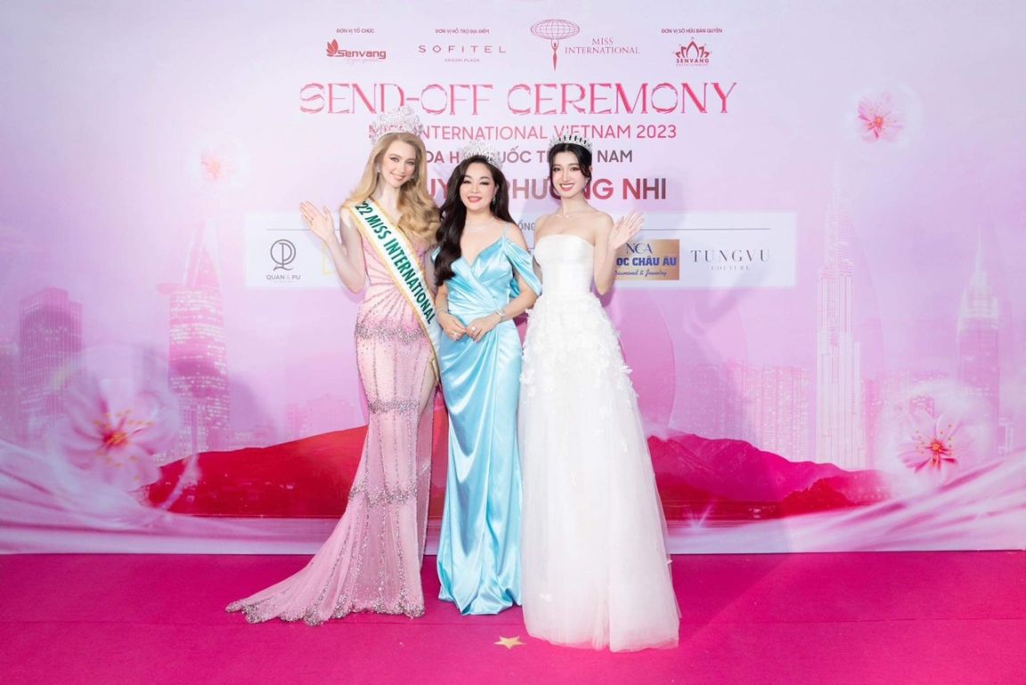 Hoa hậu Thanh Nga 1 Hoa hậu Thanh Nga đội vương miện đến chúc mừng Á hậu Phương Nhi