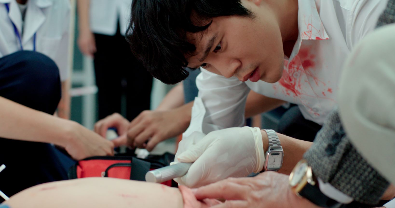 Hình ảnh Nam đang sơ cứu cho đứa bé bị tấm biển quảng cáo rơi xuống Trần Phong lấy nước mắt khán giả ở tập đầu ‘Doctor Lof   Bác Sĩ Hạnh Phúc’