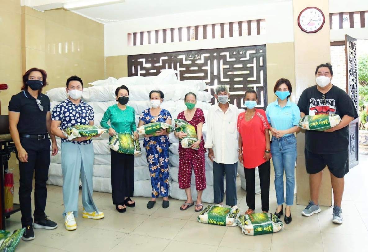  Việt Hương   Hoài Phương phát tặng 10 tấn gạo cho người dân nghèo nhân giỗ mẹ