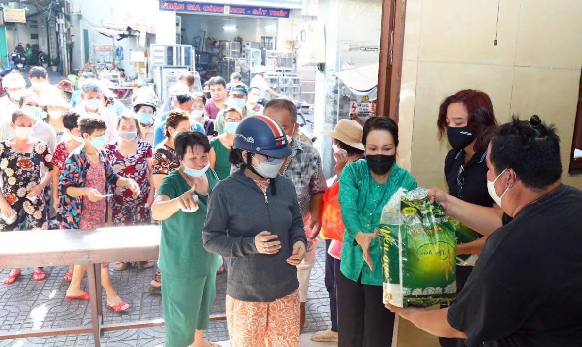  Việt Hương   Hoài Phương phát tặng 10 tấn gạo cho người dân nghèo nhân giỗ mẹ