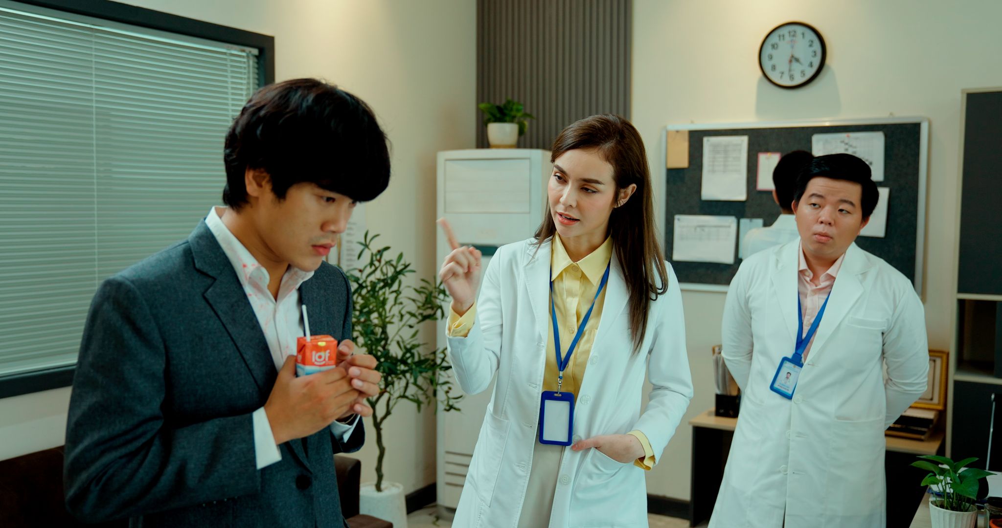 Mlee vai BS thực tập Vy 1 Doctor Lof   Bác Sĩ Hạnh Phúc chiêu đãi khán giả bằng tình tiết, nhân vật đa sắc màu
