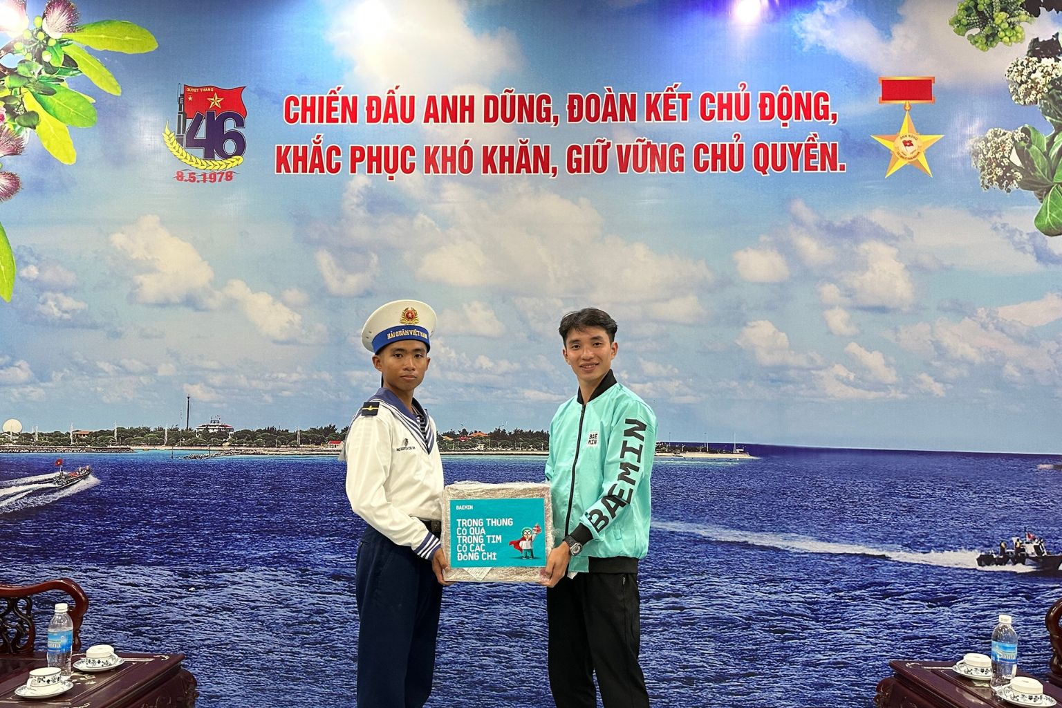 Trường Sa Tài xế BAEMIN gửi tặng phần quà tới các chiến sĩ Trường Sa BAEMIN đãi khắp Việt Nam nhân dịp sinh nhật 4 tuổi