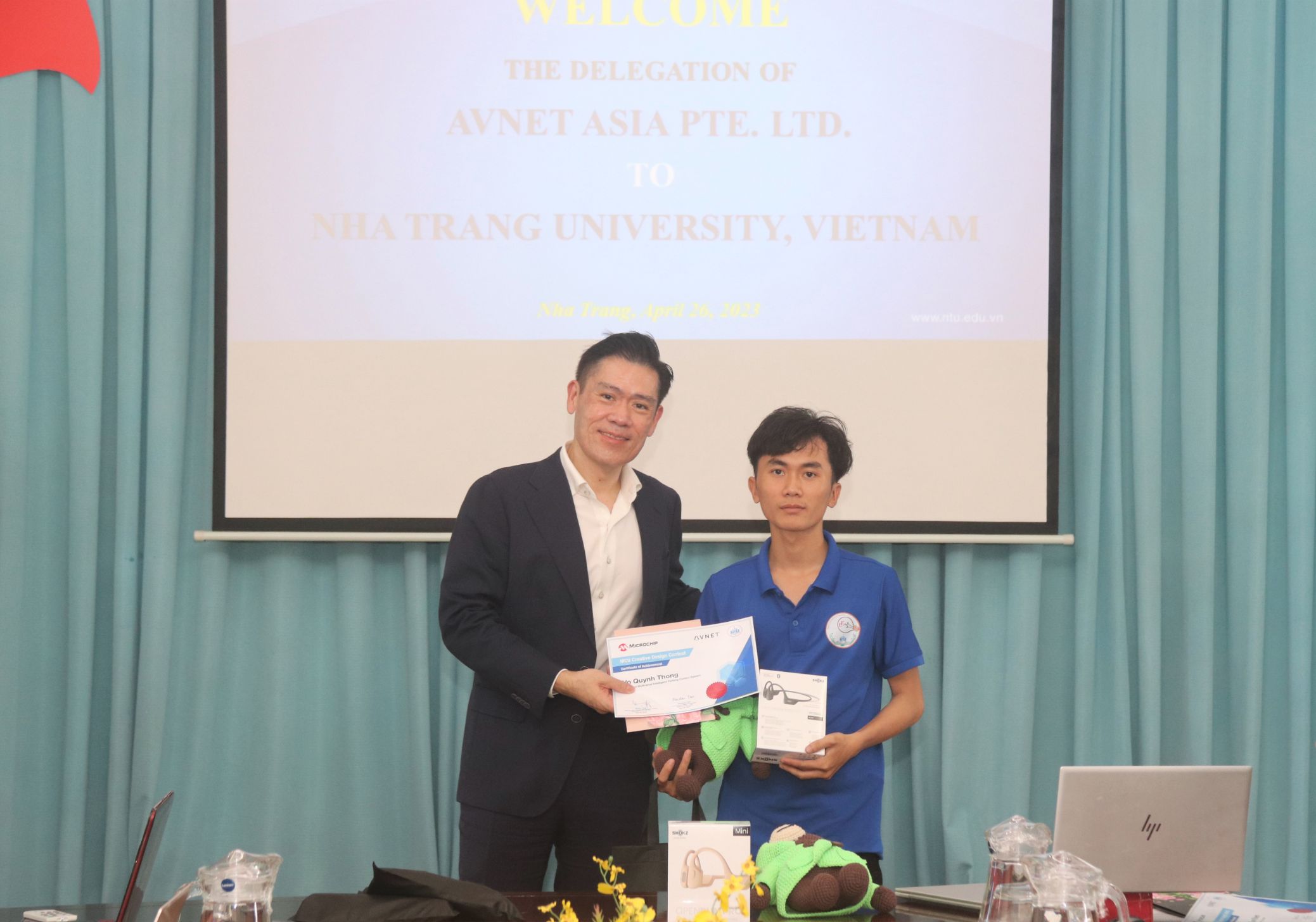 Winston Tan and Tran Tuan Khiem Avnet và Đại học Nha Trang trao giải thưởng cho sinh viên có phát minh sáng tạo
