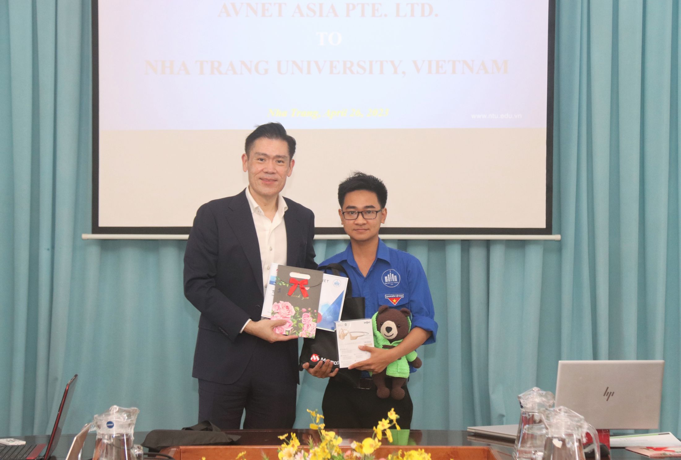 Winston Tan and Vo Quynh Thong Avnet và Đại học Nha Trang trao giải thưởng cho sinh viên có phát minh sáng tạo