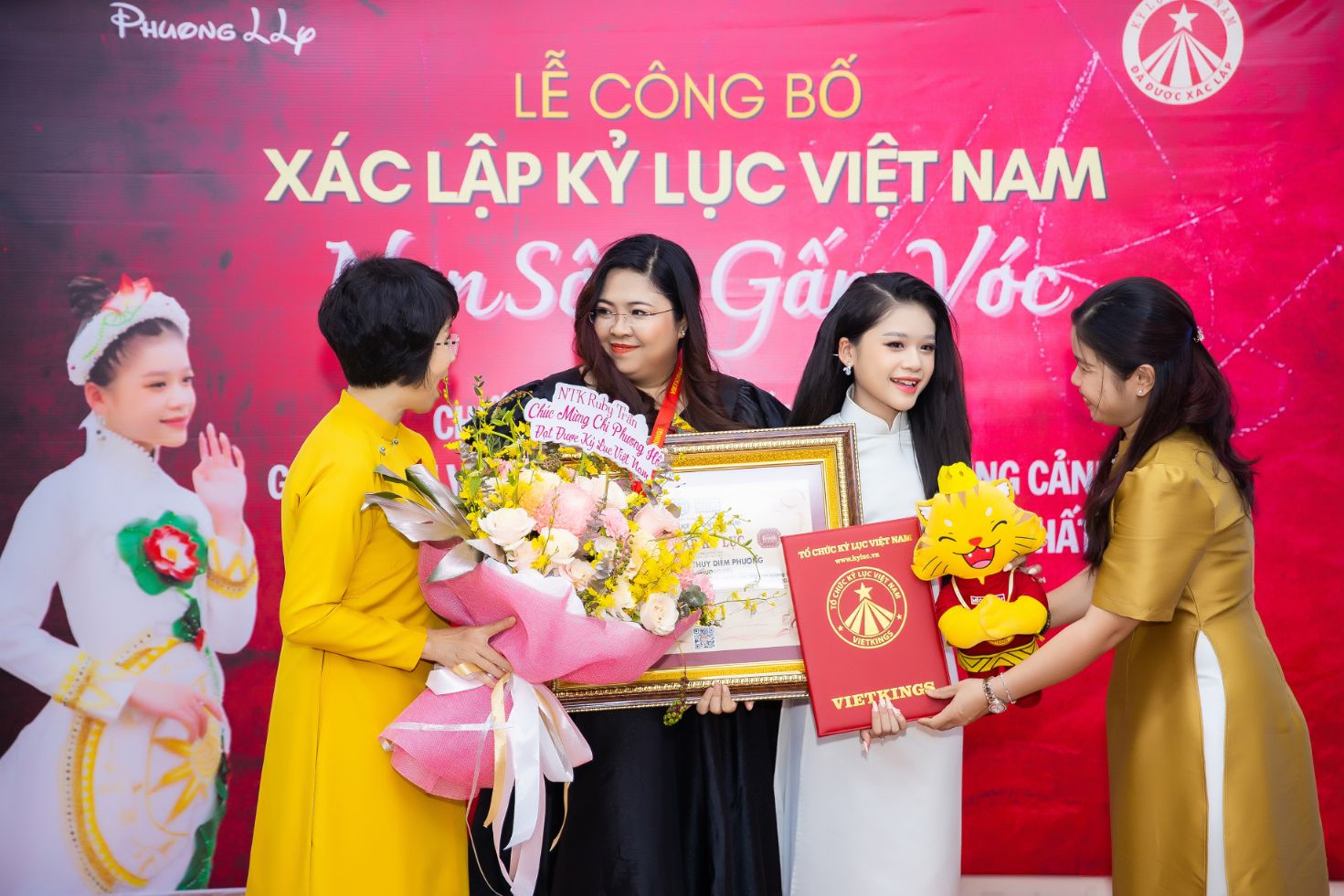 ky luc viet nam 2 NTK Phương Hồ lập kỷ lục Việt Nam với chiếc áo dài dài 220 m, nặng 250 kg