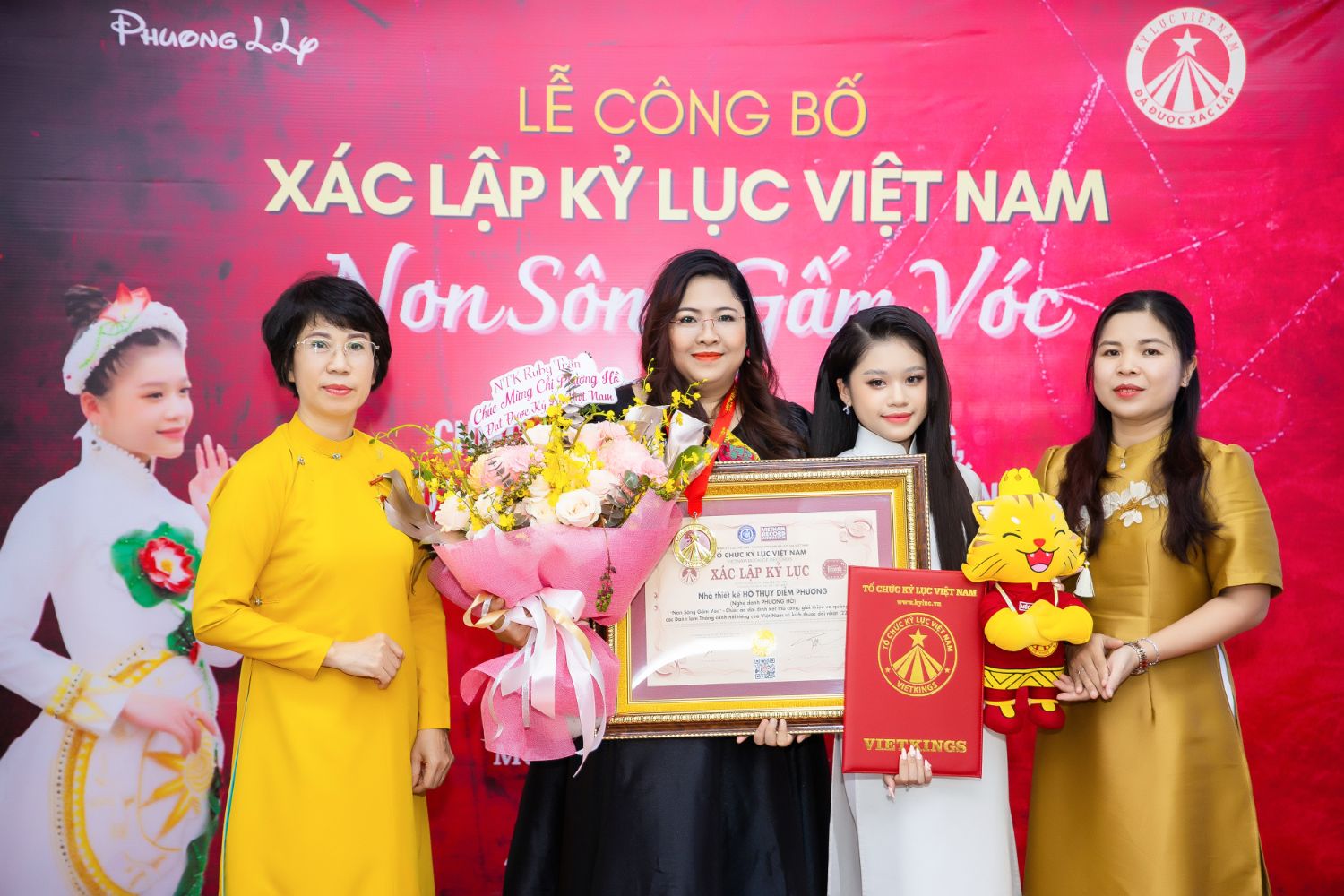 ky luc viet nam 3 NTK Phương Hồ lập kỷ lục Việt Nam với chiếc áo dài dài 220 m, nặng 250 kg