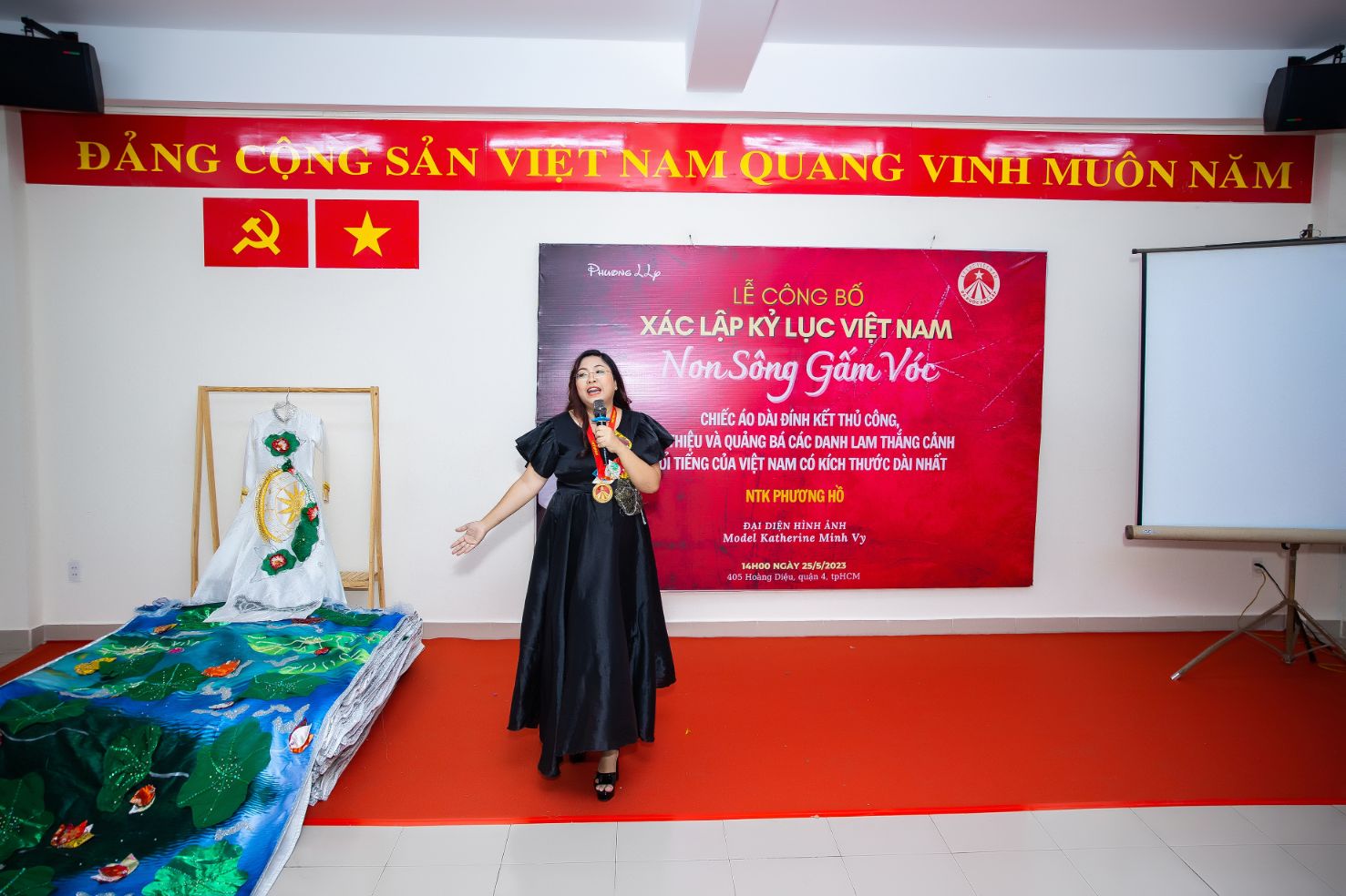 ky luc viet nam 4 NTK Phương Hồ lập kỷ lục Việt Nam với chiếc áo dài dài 220 m, nặng 250 kg