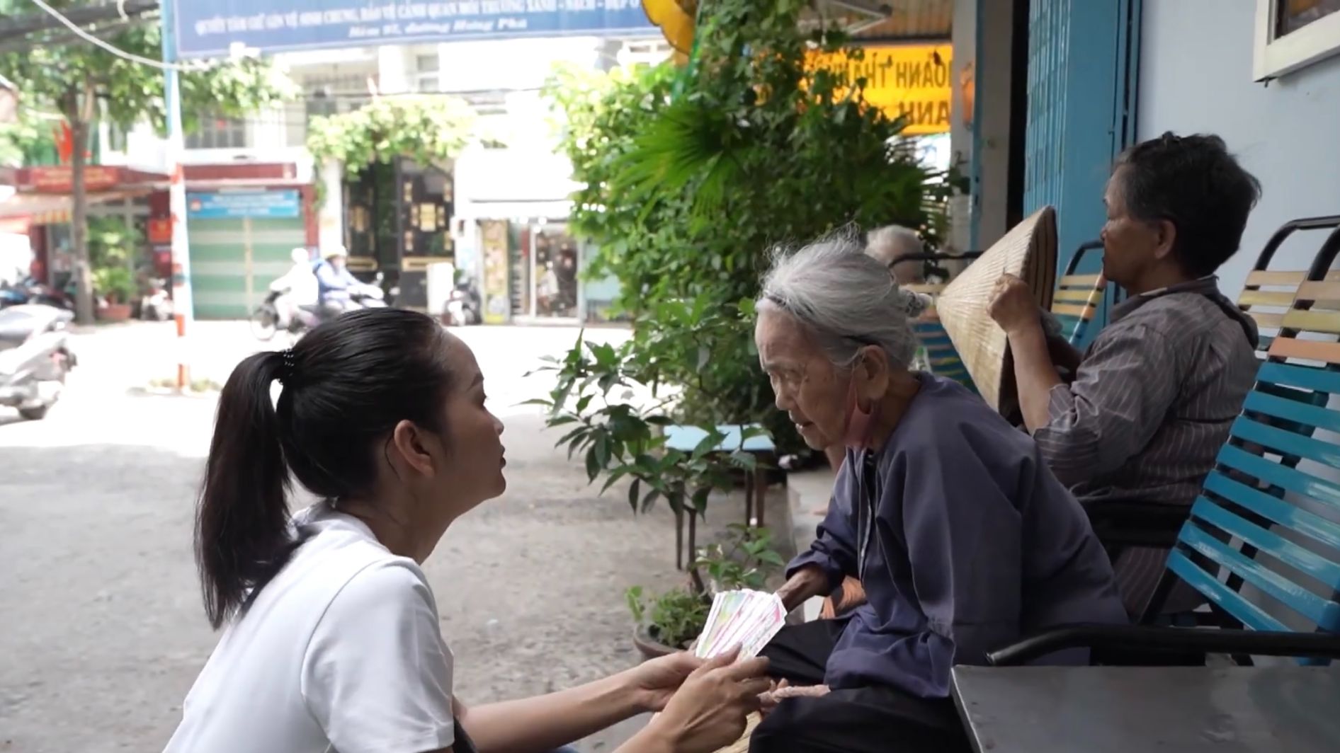 ngọc châu 3 Ngọc Châu để mặt mộc, loay hoay bán bún riêu giúp đỡ gia đình bà cụ 90 tuổi