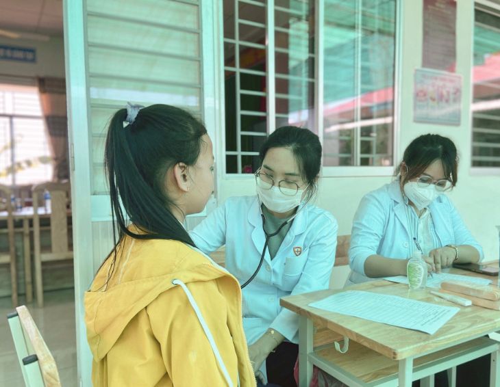 03. Hoạt động thăm khám sức khỏe vào cuối chương trình dinh dưỡng học đường CapitaLand Development hỗ trợ dụng cụ học tập cho 1.400 học sinh của 4 trường tại Việt Nam