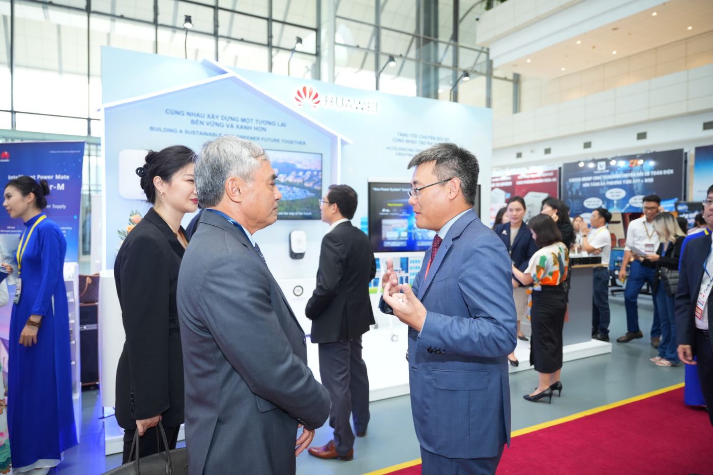 2. Huawei TCBC  Vietnam Industry 4.0 Huawei đề xuất các giải pháp năng lượng mặt trời cho Việt Nam
