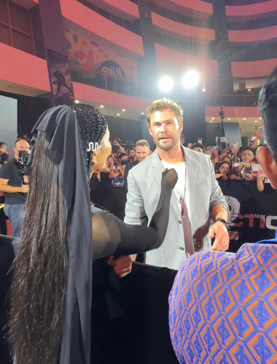 HH HHen Nje phong van Chris Hemswoth HHen Niê phỏng vấn nam diễn viên Chris Hemsworth trên thảm đỏ