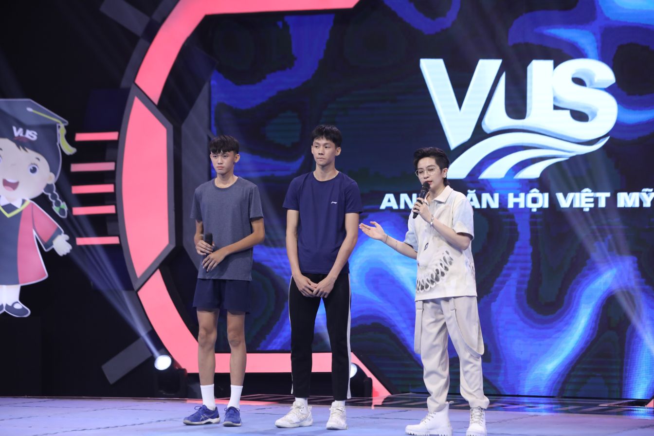 MC Gil Lê nhỏ bé trước thí sinh 14 tuổi cao mét 8 Võ Tấn Phát khiến Hari Won và Đại Nghĩa bẽ bàng tại Siêu Tài Năng Nhí