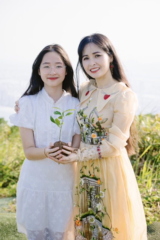 Trang Nhung 1 Trang Nhung ra mắt MV Mong thế giới yên bình