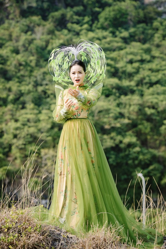 Trang Nhung 2 Trang Nhung ra mắt MV Mong thế giới yên bình