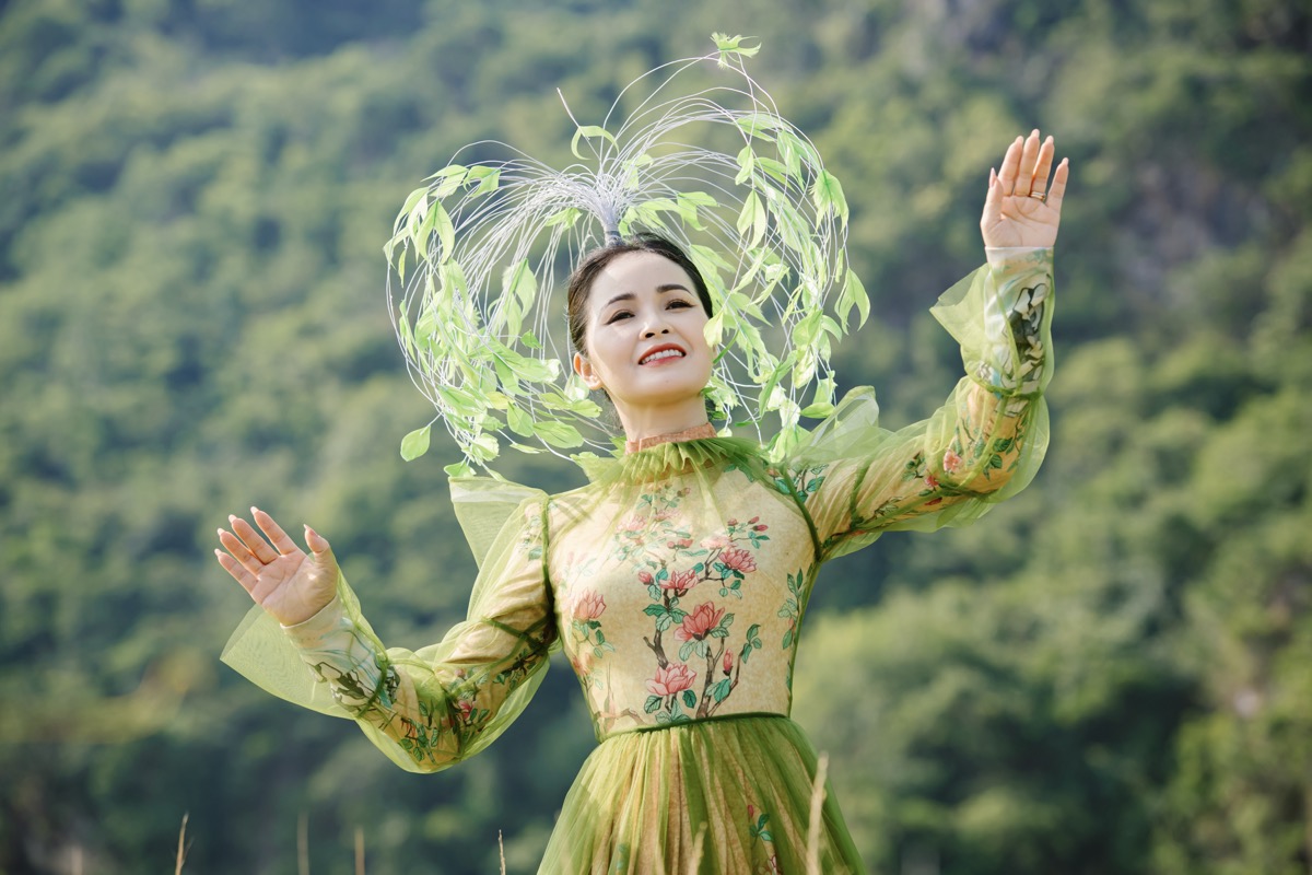 Trang Nhung 3 Trang Nhung ra mắt MV Mong thế giới yên bình