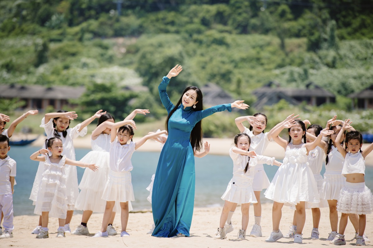 Trang Nhung 4 Trang Nhung ra mắt MV Mong thế giới yên bình