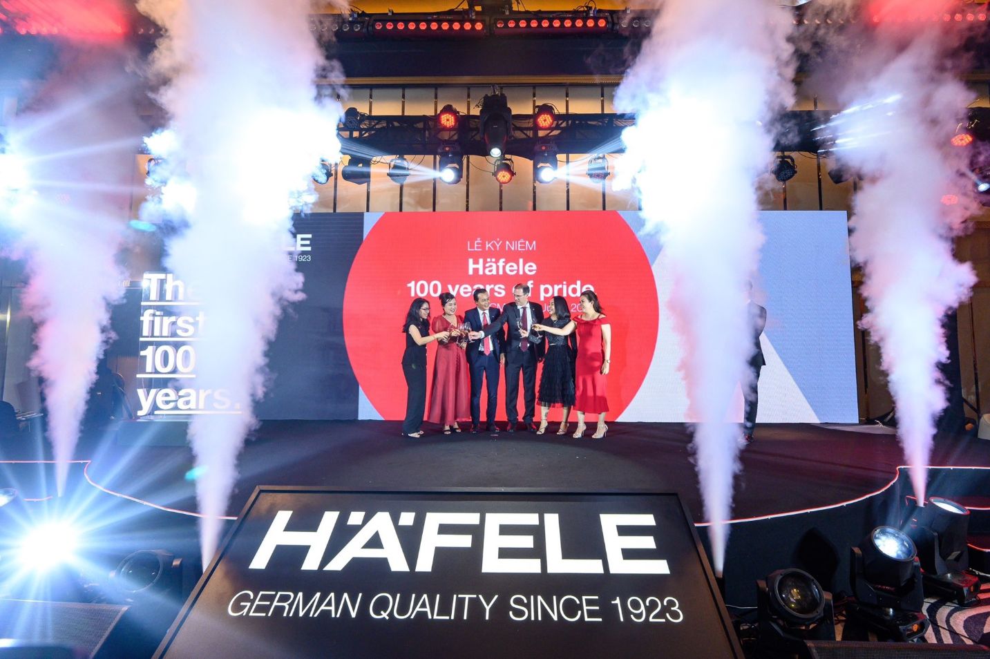 Đại diện Häfele nâng ly chúc mừng kỷ niệm 100 năm  Häfele kỷ niệm 100 năm tiên phong với tinh thần kinh doanh xuất sắc