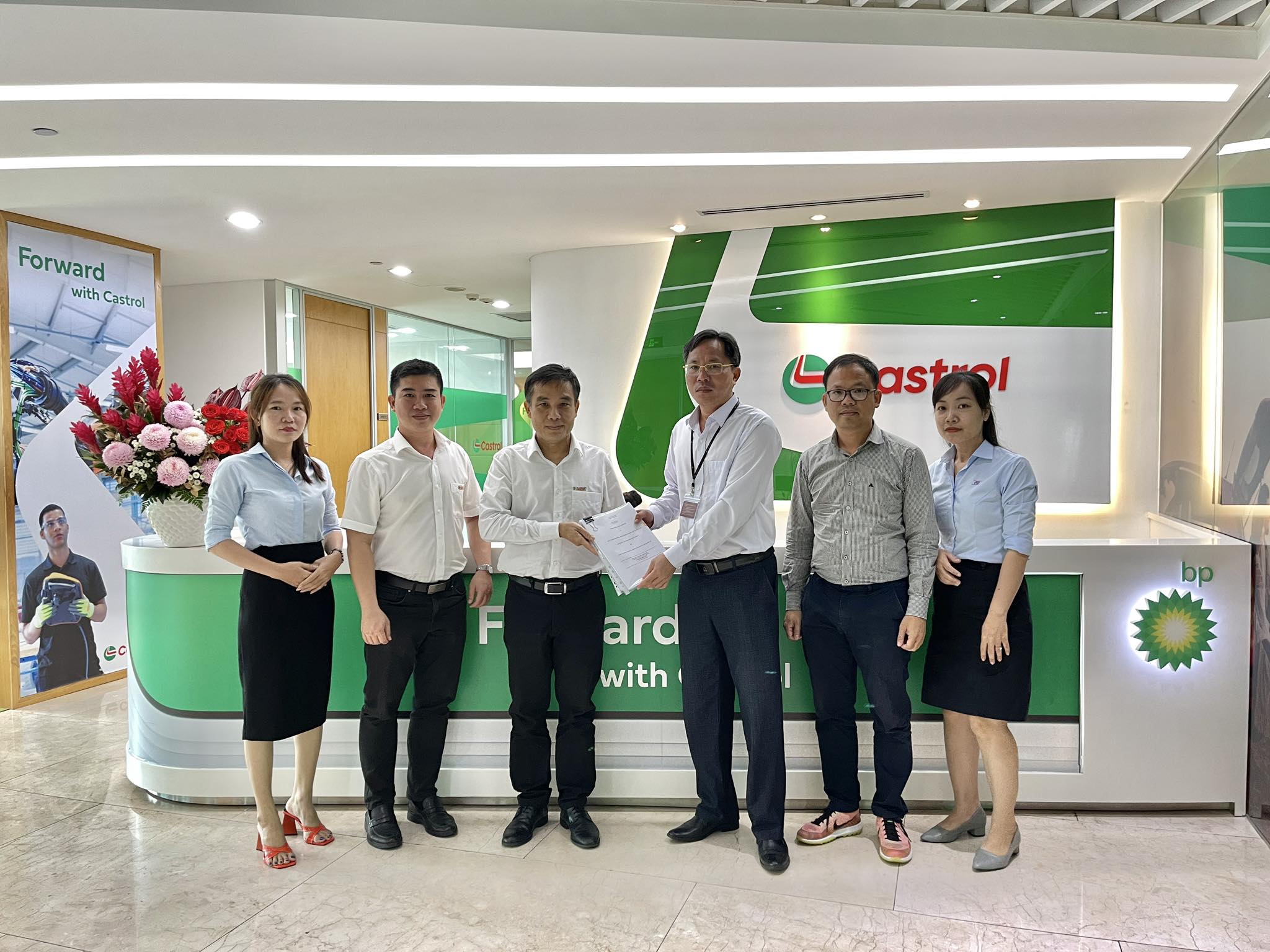 Đại diện Đông Dương Tân và Castrol BP Petco chụp hình lưu niệm sau buổi ký kết Đông Dương Tân ký kết Castrol BP Petco, phân phối trên 7 tỉnh thành