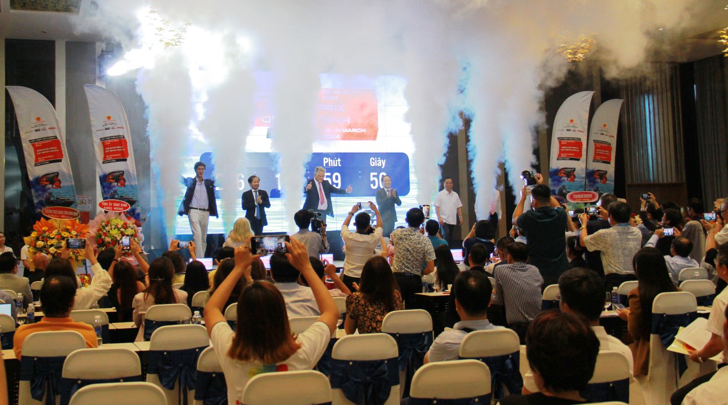 Ban tổ chức làm nghi thức công bố Giải Grand Prix of Binh Dinh được tổ chức lần đầu 2 Giải Đua thuyền máy Nhà nghề Quốc tế lần đầu tổ chức tại Việt Nam