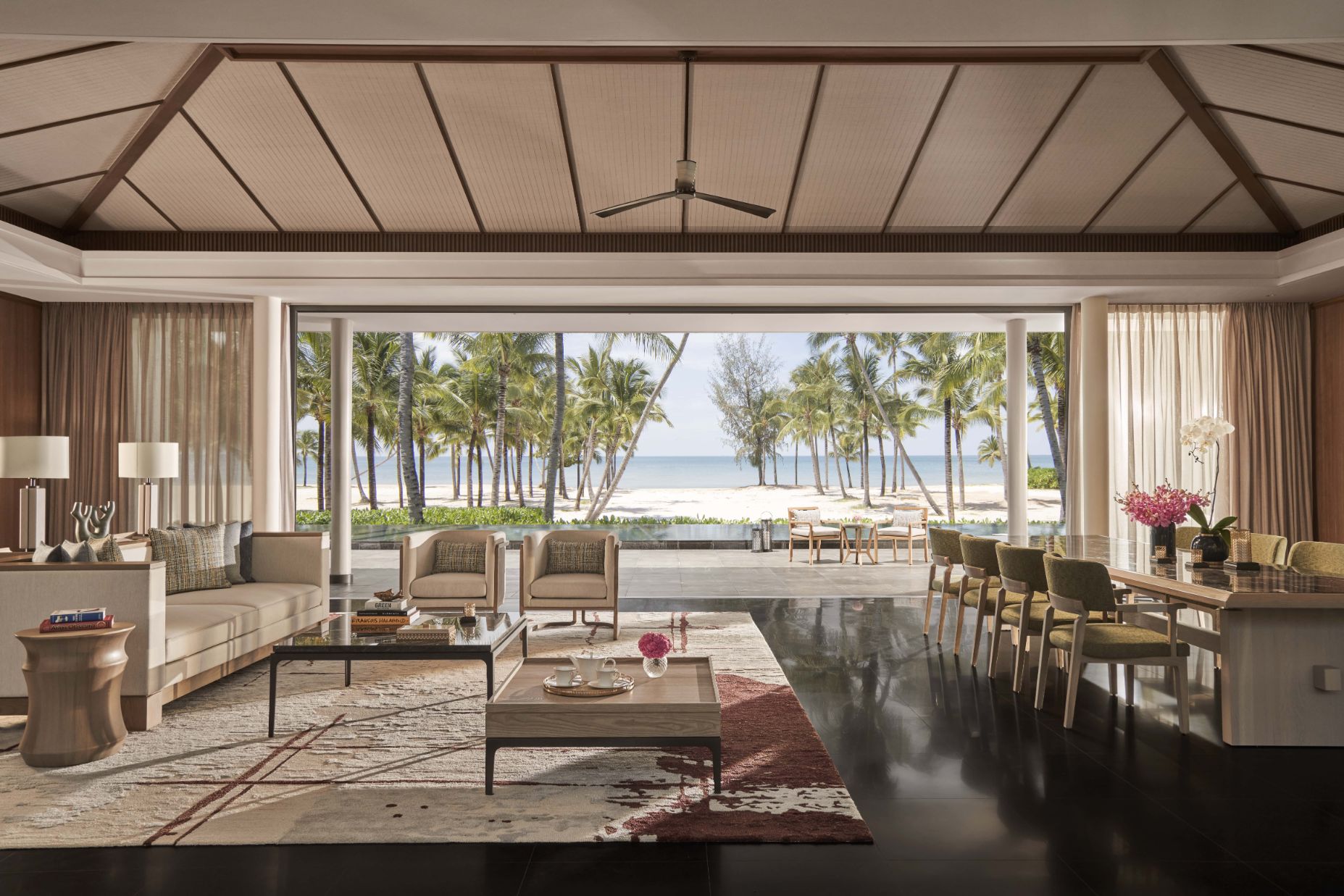 Four Bedroom Beach Pool Villa living room Khám phá những trải nghiệm dành riêng cho gia đình bạn tại đảo Ngọc