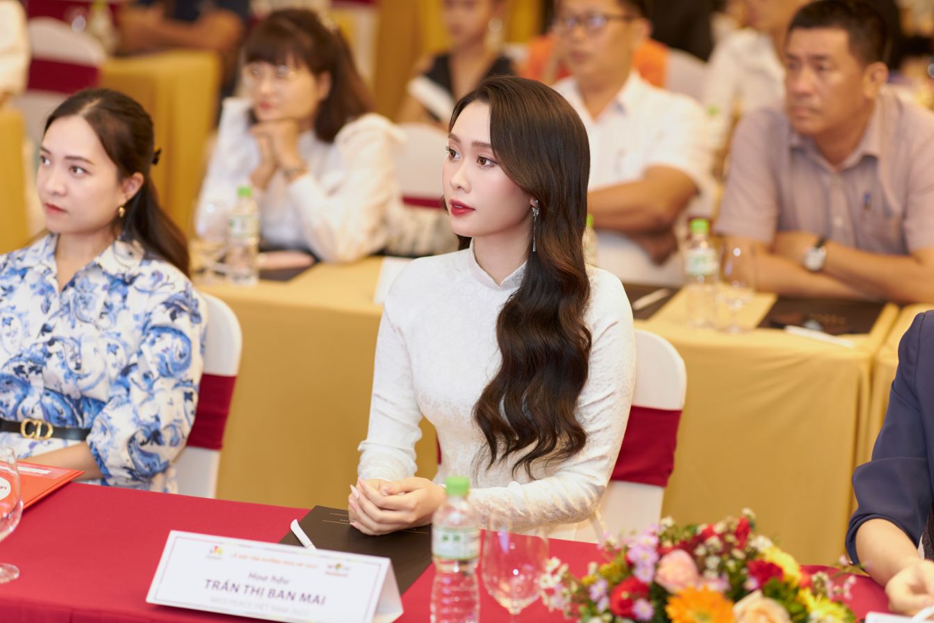 Lễ hội tận hưởng mùa hè Đà Nẵng 2023 – Wow Đà Nẵng 4 Hoa hậu Ban Mai thanh lịch áo dài gấm, làm đại sứ lễ hội tại Đà Nẵng