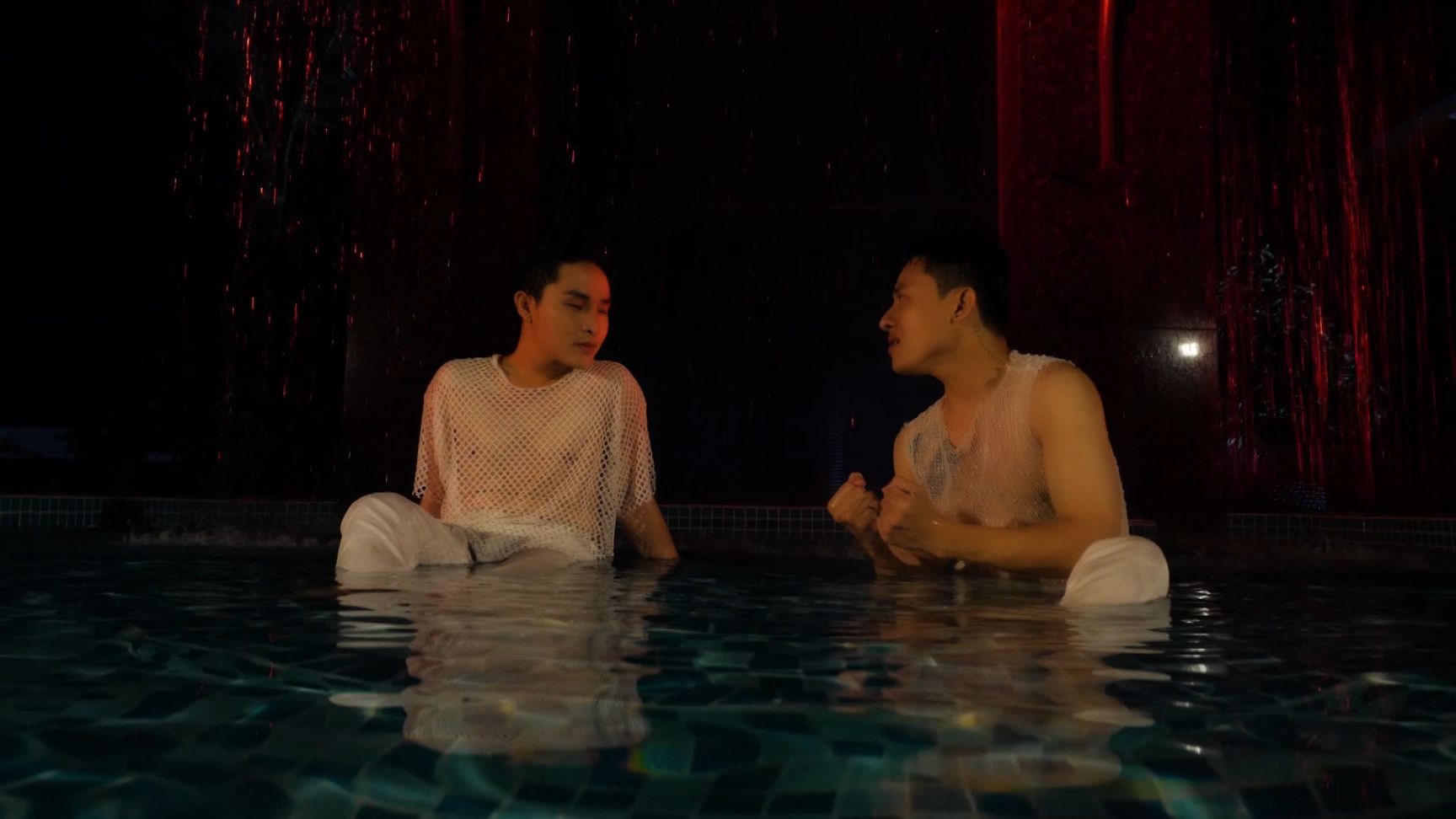 MV DONG THOI GIAN 3 Trương Trần Anh Duy, Henry Ngọc Thạch gây sốt với hình ảnh đam mỹ trong MV mới
