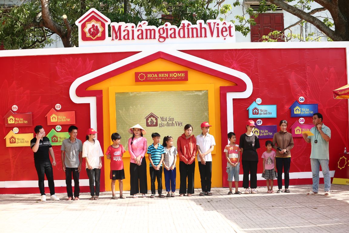 Mái ấm gia đình Việt 2 3 MC Quyền Linh, Thanh Phong, Lê Ngọc Thúy bỏ tiền túi tặng em nhỏ mồ côi 