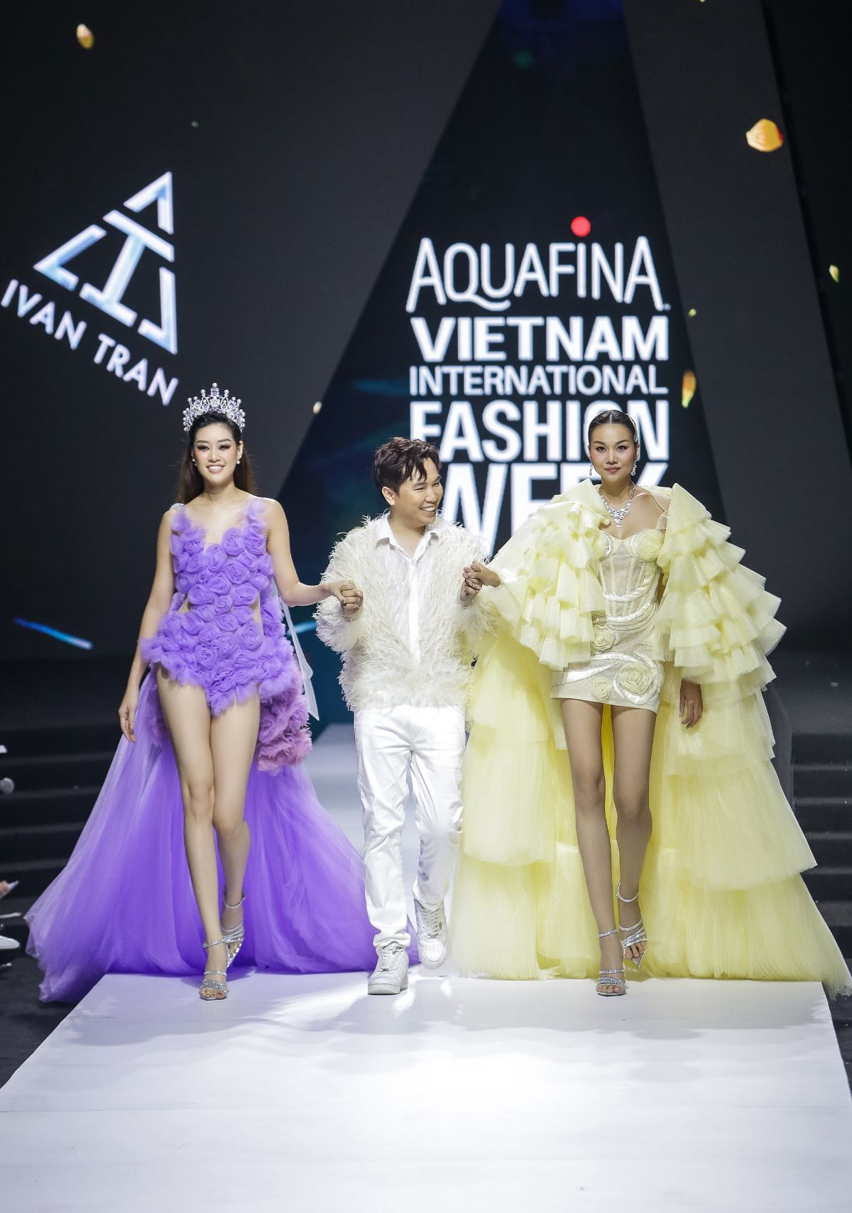 NTK Ivan Trần 1 Thanh Hằng đeo trang sức kim cương 2 tỉ làm vedette cho show của NTK Ivan Trần