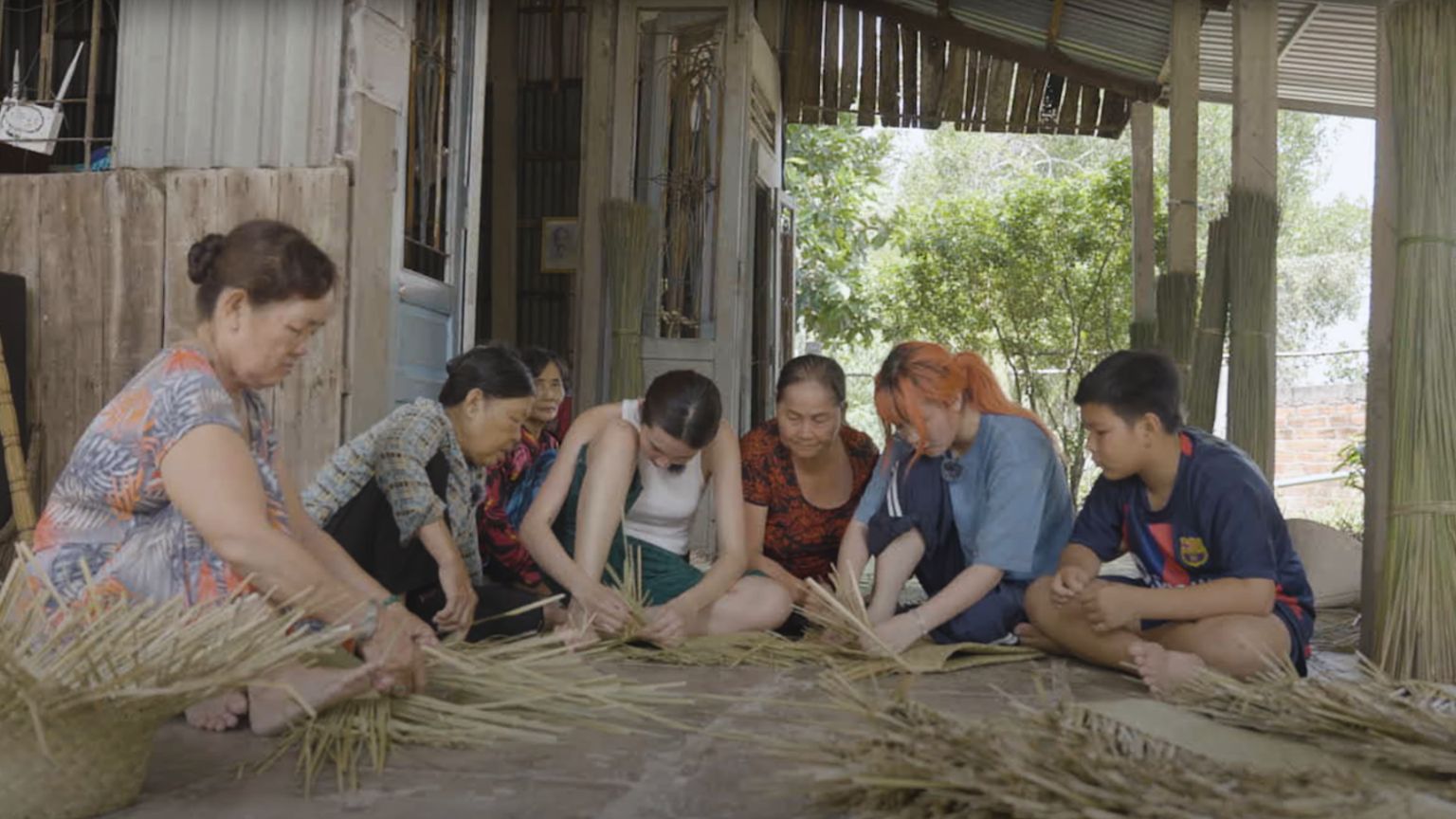 Thuỳ Tiên và Misthy 1.1 Hoa hậu Thuỳ Tiên nhận thù lao 45 ngàn đồng trong lần đầu làm nông dân