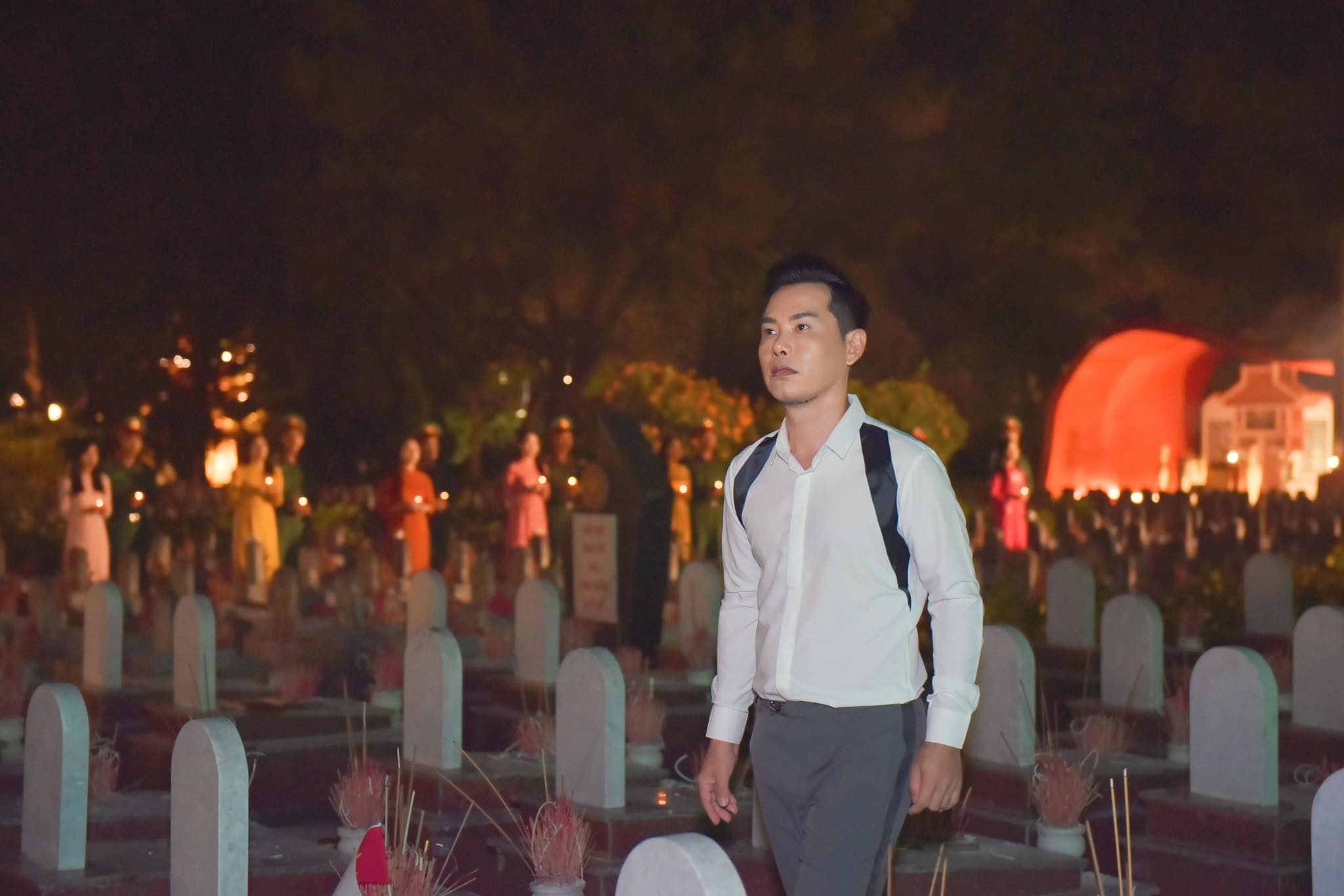 Tâm tình của ca sĩ Trường Kha khi hát bên mộ Hoa Đăng 7 Tâm tình của ca sĩ Trường Kha khi hát bên mộ Hoa Đăng