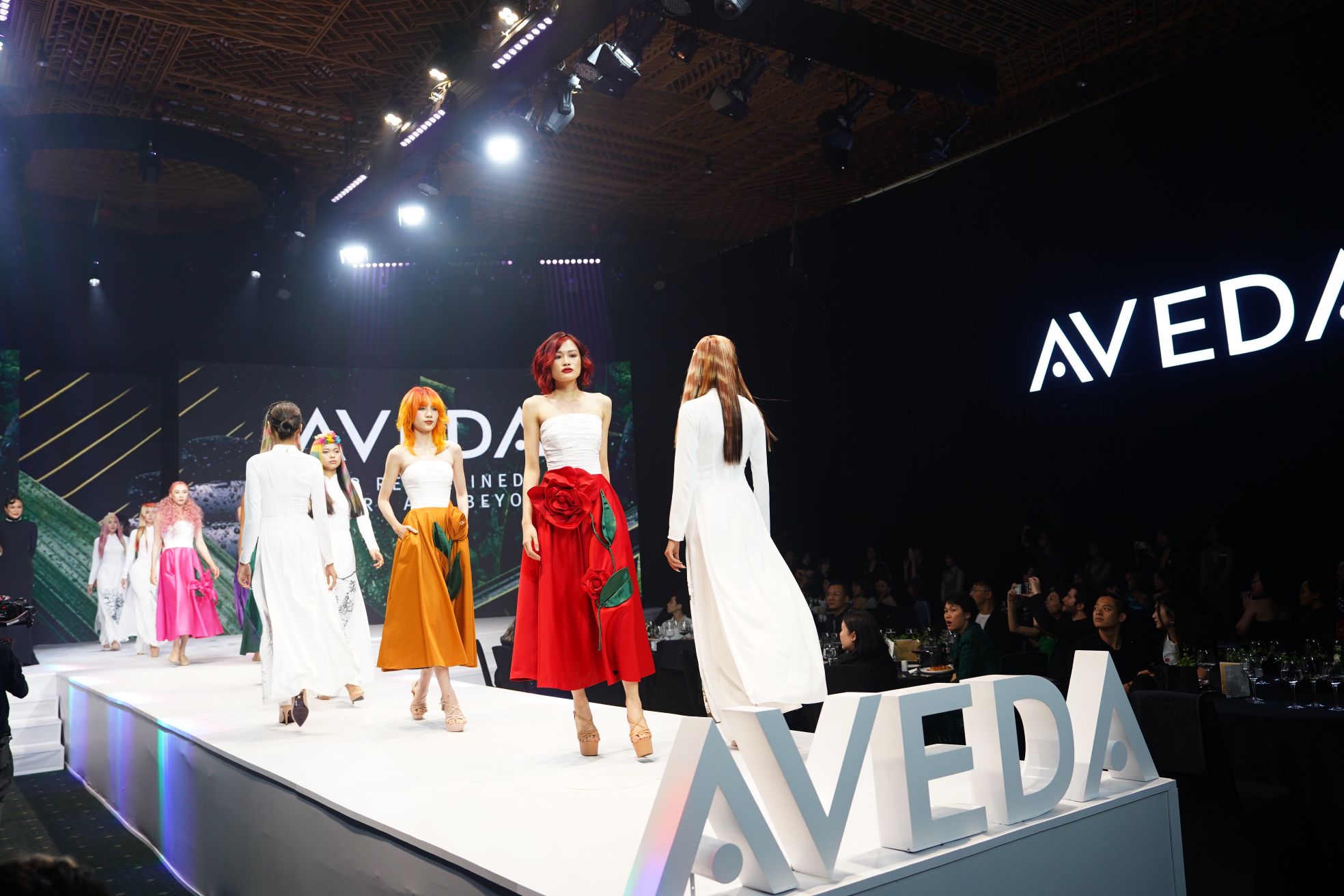 00. khách mời đắm mình vào buổi trình diễn nghệ thuật có một không hai trên sân khấu của Aveda về sự sáng tạo vẻ đẹp nghệ thuật và hình ảnh mới của Thế giới tóc Aveda   Thương hiệu chăm sóc tóc thuần chay   chính thức ra mắt tại Việt Nam