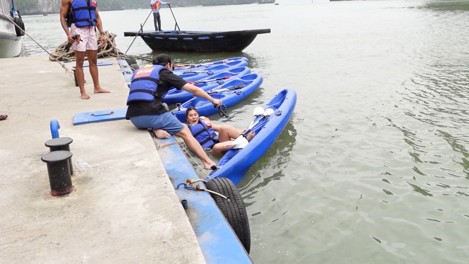 Chelwie Đội Xanh Dương trượt tré khi leo lên kayak Let’s Feast Vietnam   Hành Trình Kỳ Thú được báo chí quốc tế khen ngợi