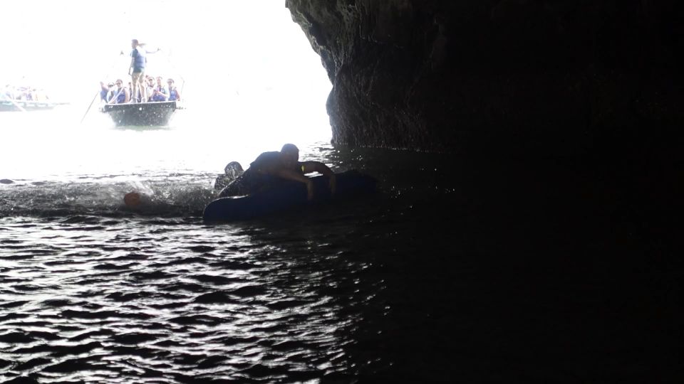 Hai chàng trai Đội Tím đã bị lật thuyền kayak khi di chuyển vào hang Let’s Feast Vietnam   Hành Trình Kỳ Thú được báo chí quốc tế khen ngợi