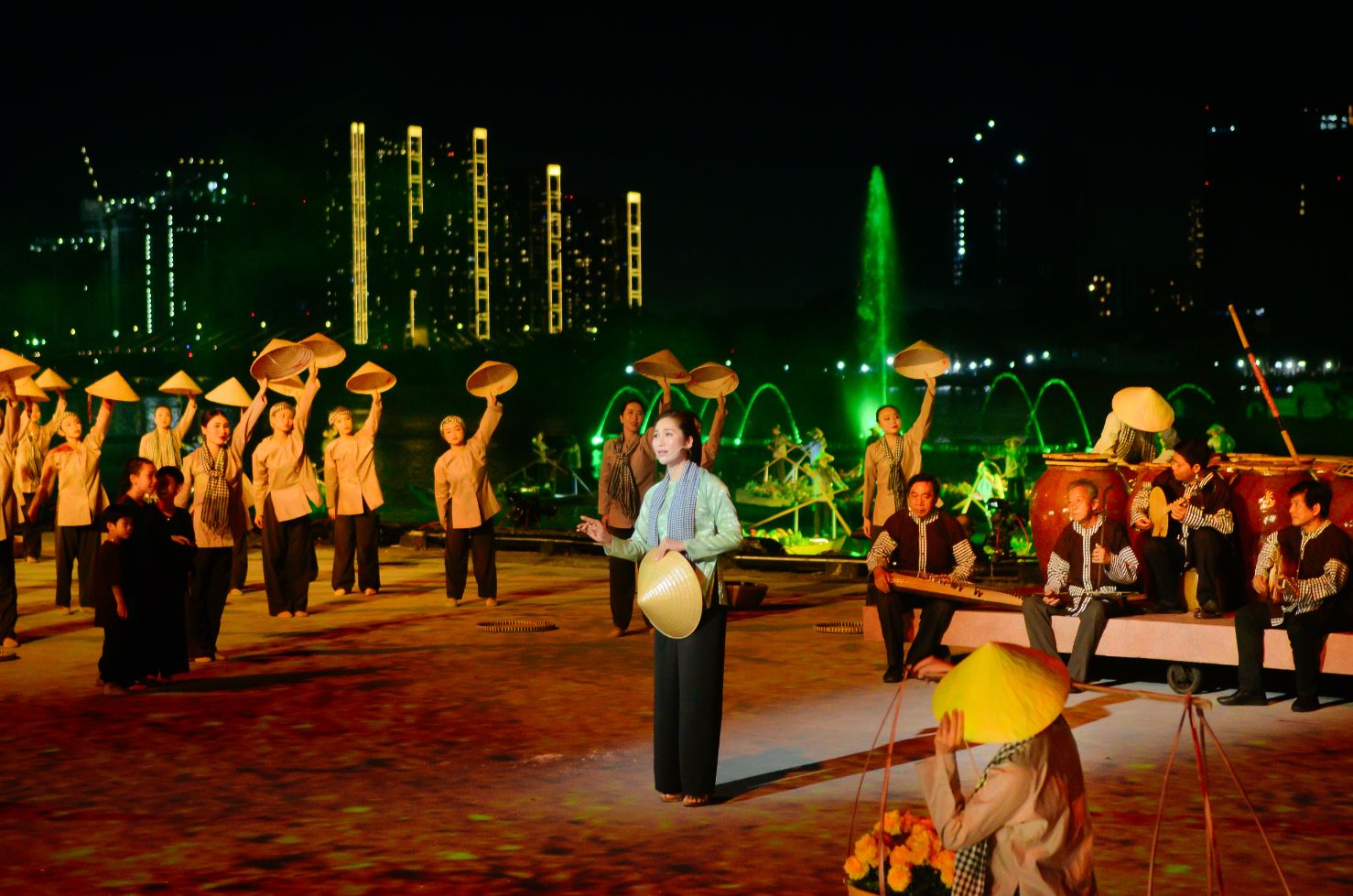 Hoa hậu cải lương Như Huỳnh Dòng sông kể chuyện 1 Hoa hậu cải lương Như Huỳnh xúc động khi hát tại thương cảng Sài Gòn 160 năm tuổi