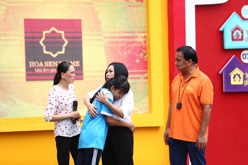 Mái ấm gia đình Việt 2 1 MC Quyền Linh lợp mái nhà tặng cho bé gái mồ côi