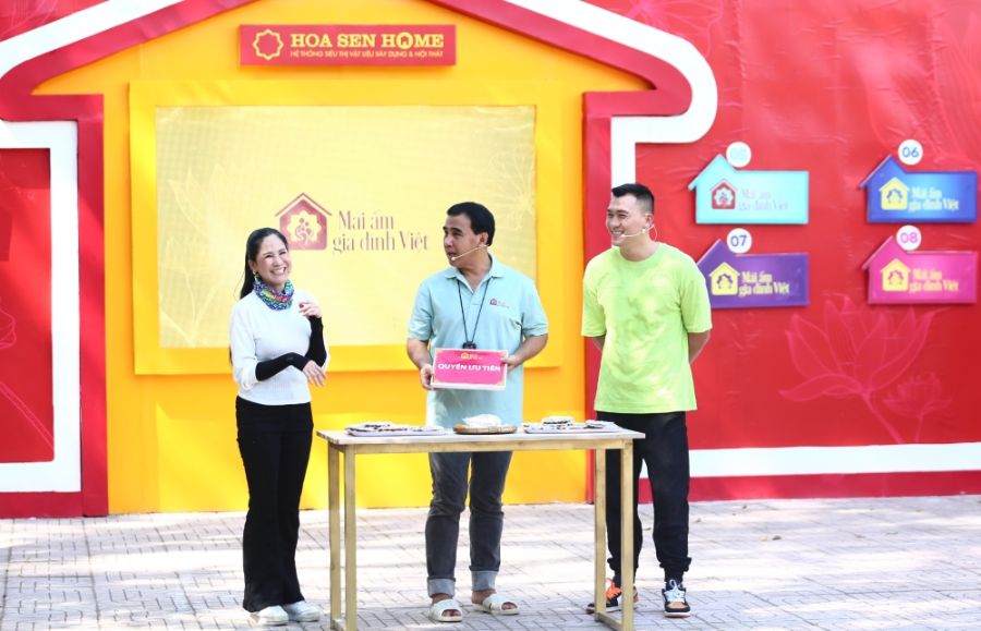 Mái ấm gia đình Việt MC Quyền Linh tặng tiền xây nhà vệ sinh cho gia đình 6 mẹ con
