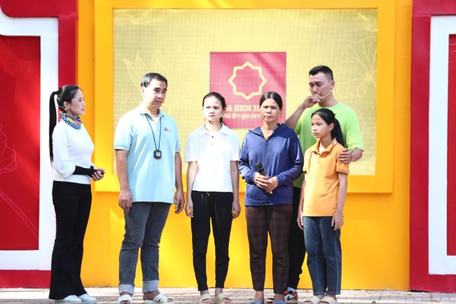 em Nguyễn Thị Thảo 2 MC Quyền Linh tặng tiền xây nhà vệ sinh cho gia đình 6 mẹ con